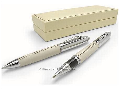 Balmain Millau pennenset. Met leer om...