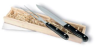 Set of knives in a wooden box