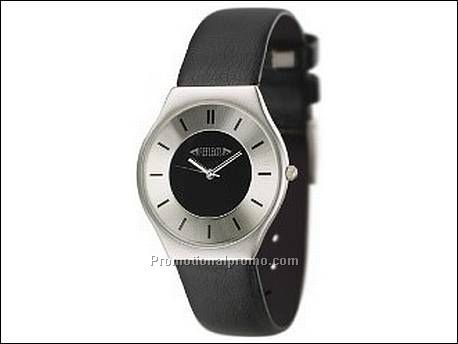 Horloge met metalen kast in mat...