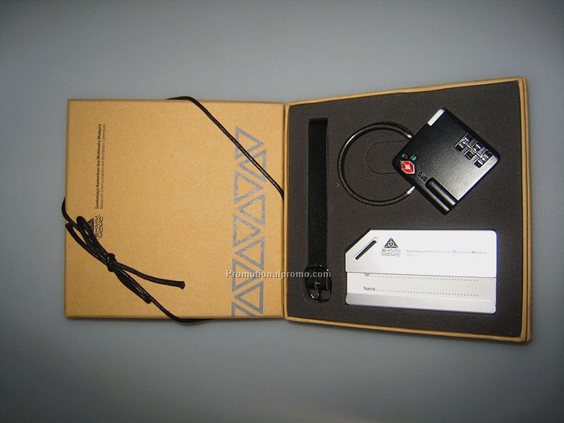 Luggage tag with luggage lock set