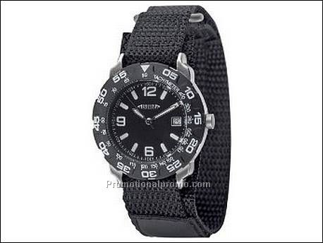 Horloge met metalen kast in mat...