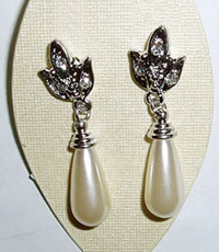 Small pearl and diamond alloy earrings